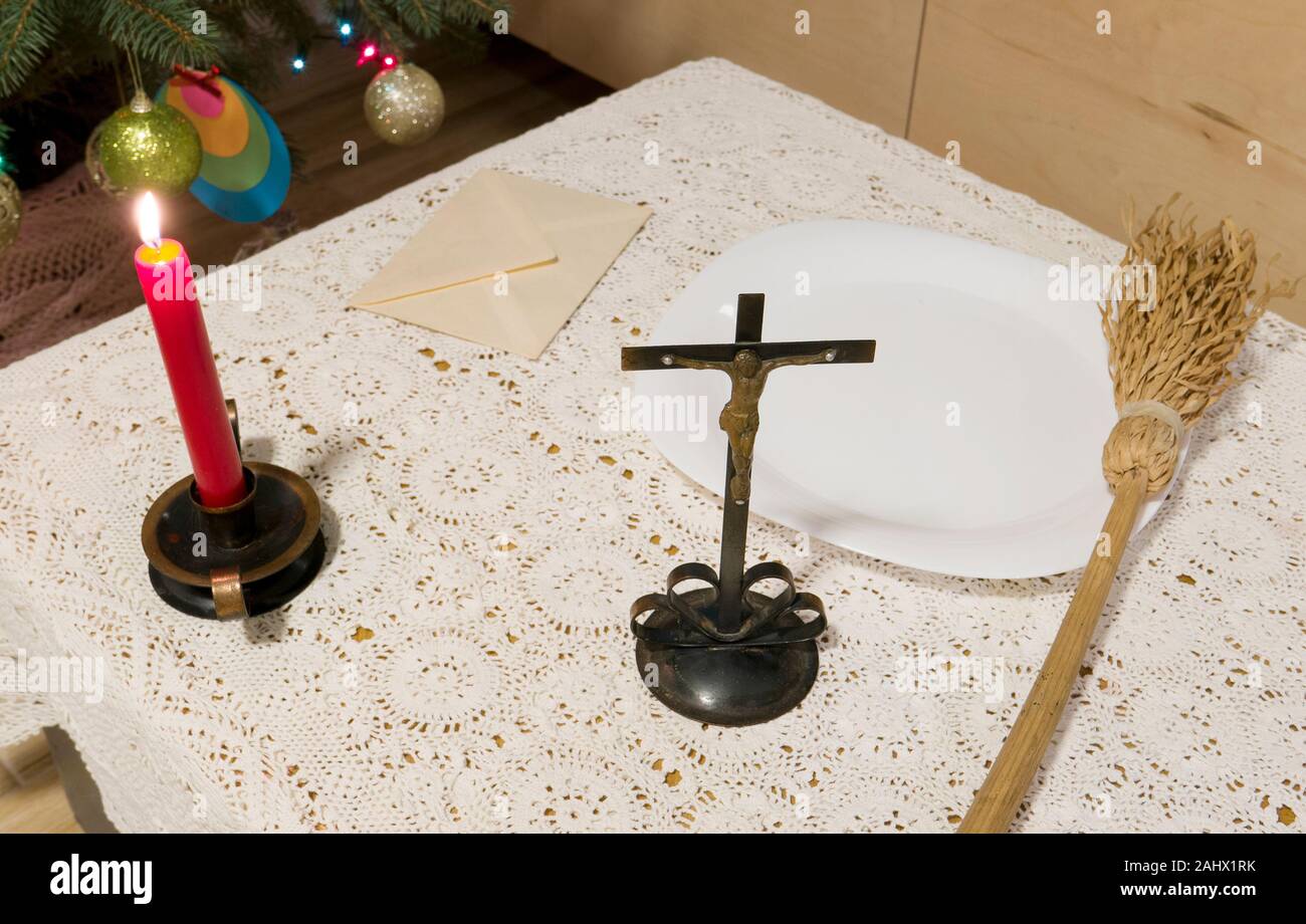 Visita Pastorale di articoli su una tabella: croce, l'acqua santa, sprinkler e la busta con donazione. La tradizione della Chiesa cattolica in Polonia chiamato koleda Foto Stock