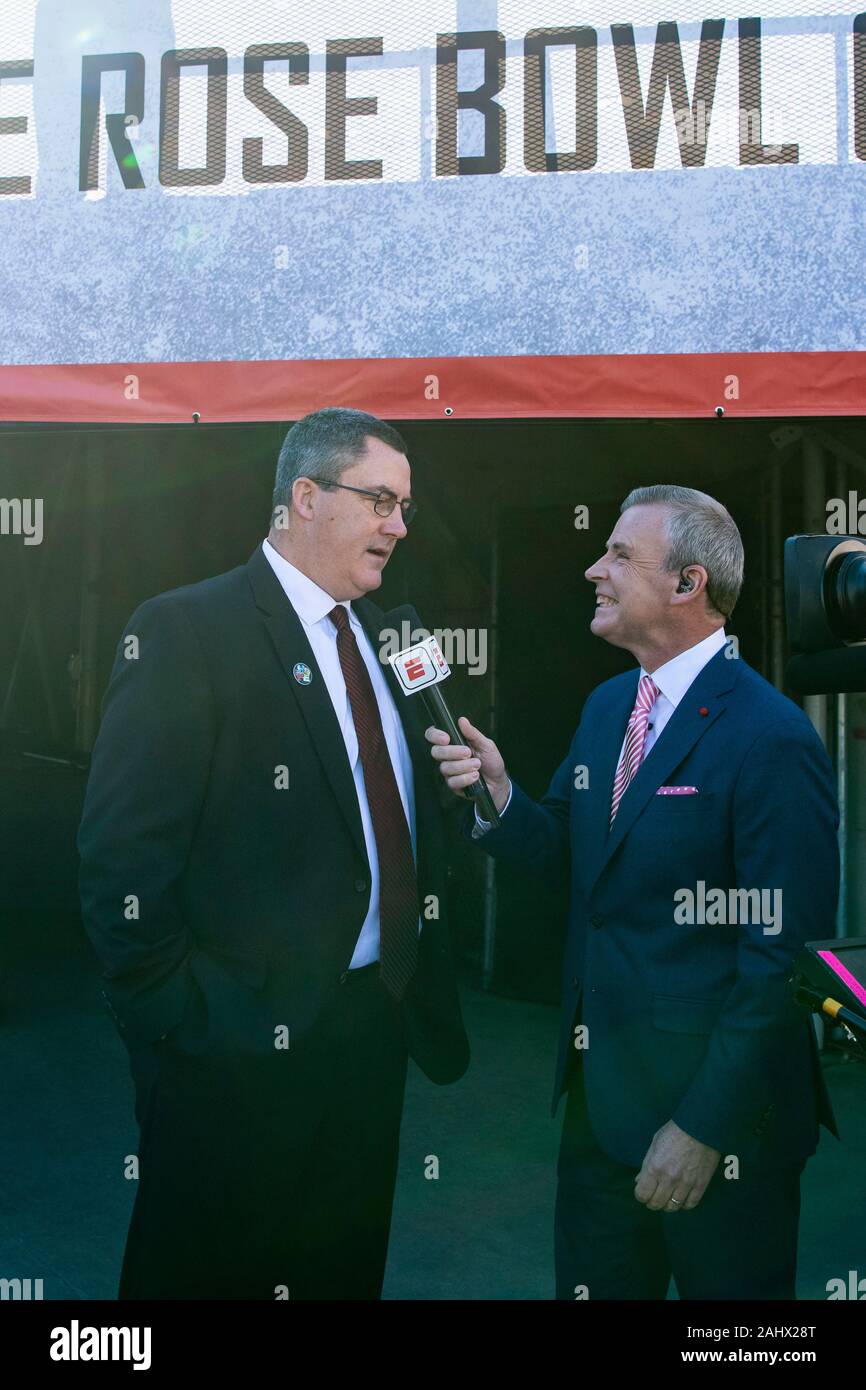 Gennaio 01, 2020 - Pasadena, CA, Stati Uniti d'America : Wisconsin Badgers head coach Paolo Chryst entrata dello stadio dopo l'arrivo al Rose Bowl Stadium. © Maria Lysaker Foto Stock