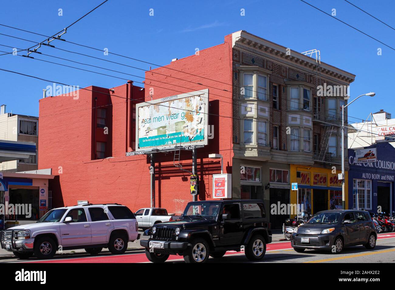 Edificio rosso contro il cielo blu in Missione Dolores del distretto di San Francisco, Stati Uniti d'America Foto Stock