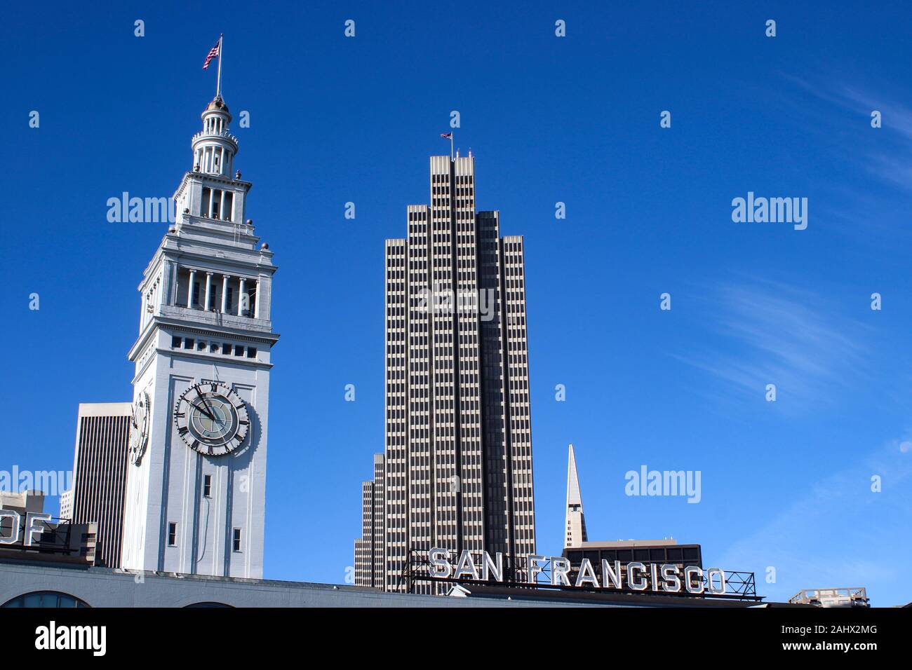Edificio Traghetto clock tower e Embarcadero Center di San Francisco, Stati Uniti d'America Foto Stock