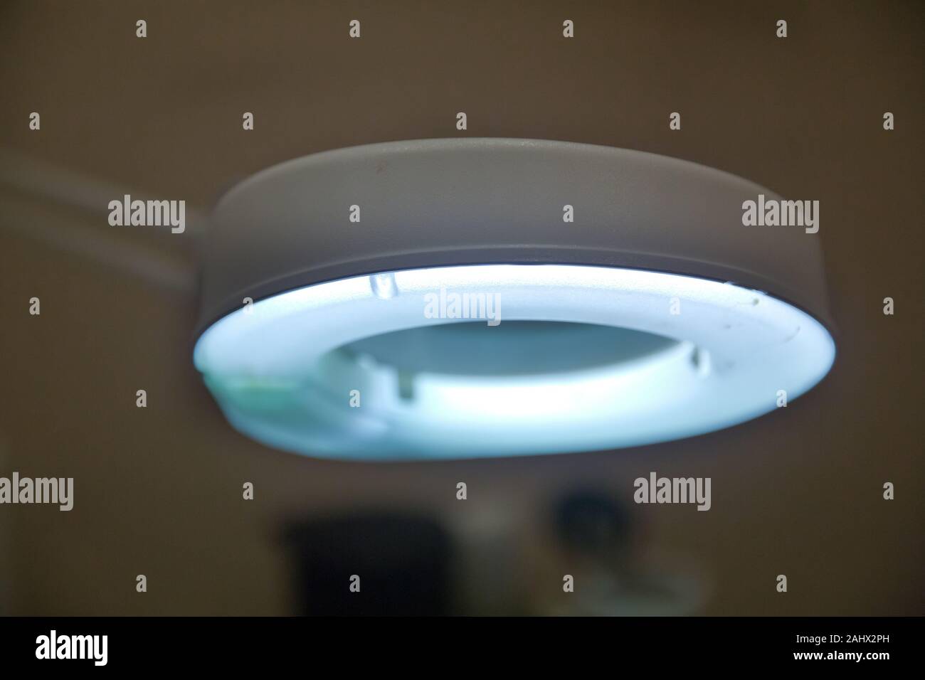 Moderna lampada dentale in dental clinic. Chiudere fino a un overhead dentale o esame medico luce, con il fuoco selettivo . Lampada della clinica dentale . Grande Foto Stock