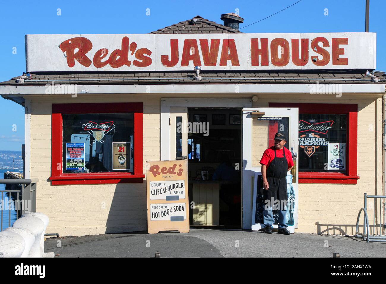 Red Java House - iconico burger comune aperto nel 1955 presso il Molo 30 in spiaggia a sud del distretto di San Francisco, Stati Uniti d'America Foto Stock