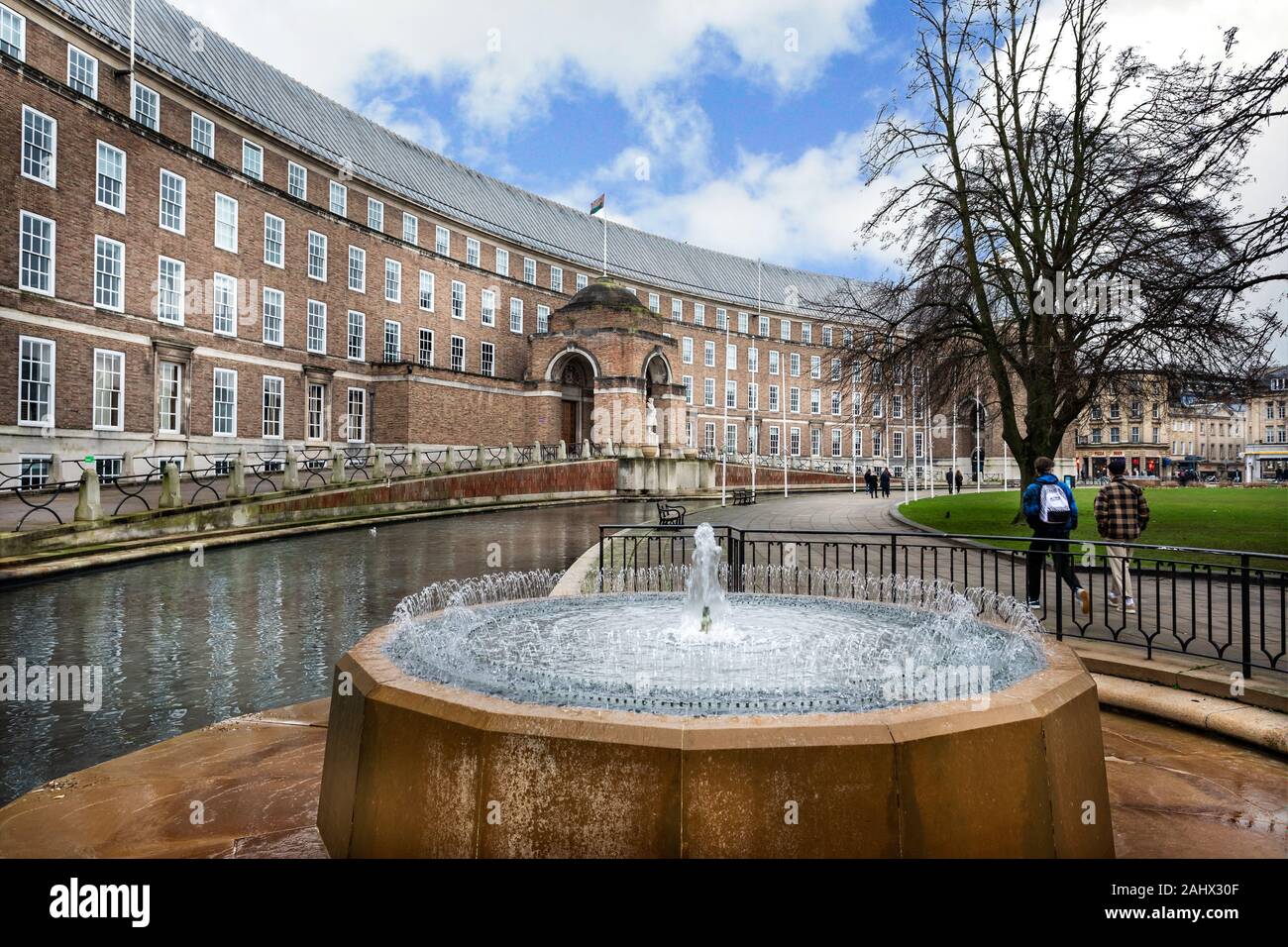 La città di Bristol Uffici Del Consiglio e una fontana in College Green, Bristol, Avon, Regno Unito il 31 dicembre 2019 Foto Stock