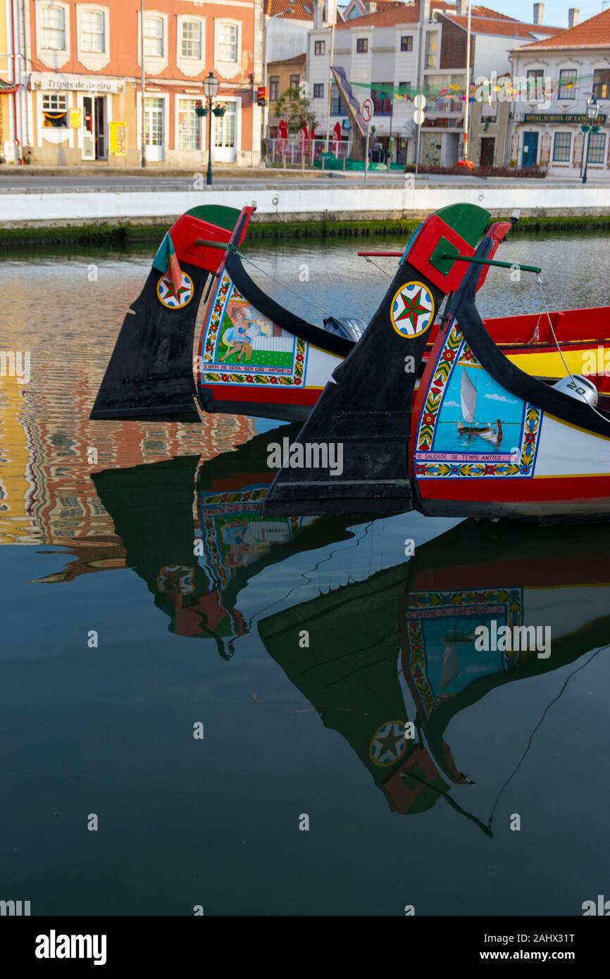Il famoso dipinto a mano gli archetti dei tradizionali Moliceiro battelli in Aveiro Portogallo Foto Stock