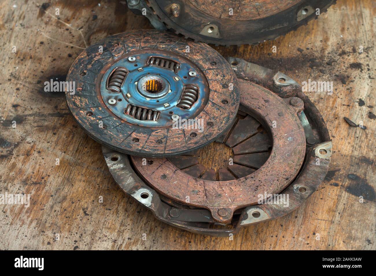 Vecchio arrugginito della frizione e il disco della frizione si trova sul contatore in garage. Foto Stock