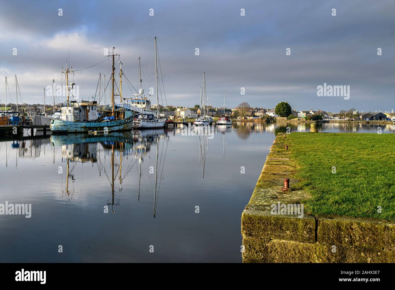 Barche in Glasson Dock bacino nel luminoso sole invernale Foto Stock