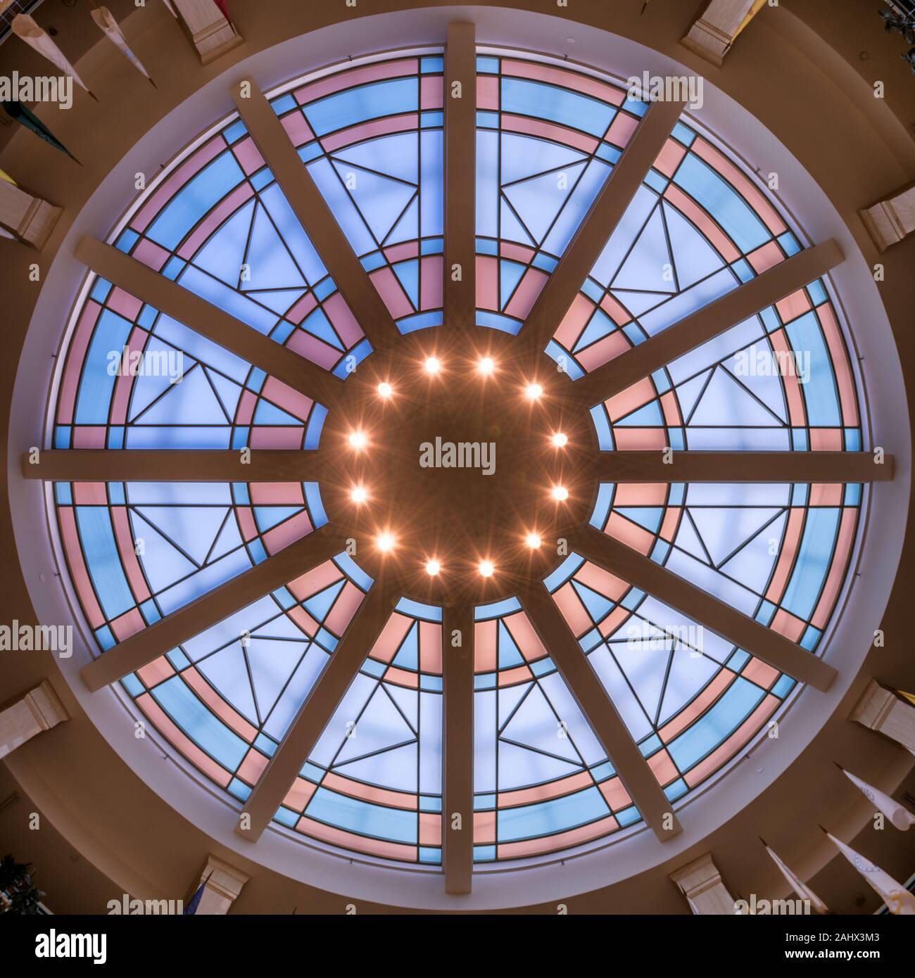 Soffitto in vetro colorato dalla rotonda piano del Campidoglio dello Stato del New Mexico sulla vecchia Santa Fe Trail a Santa Fe, New Mexico Foto Stock