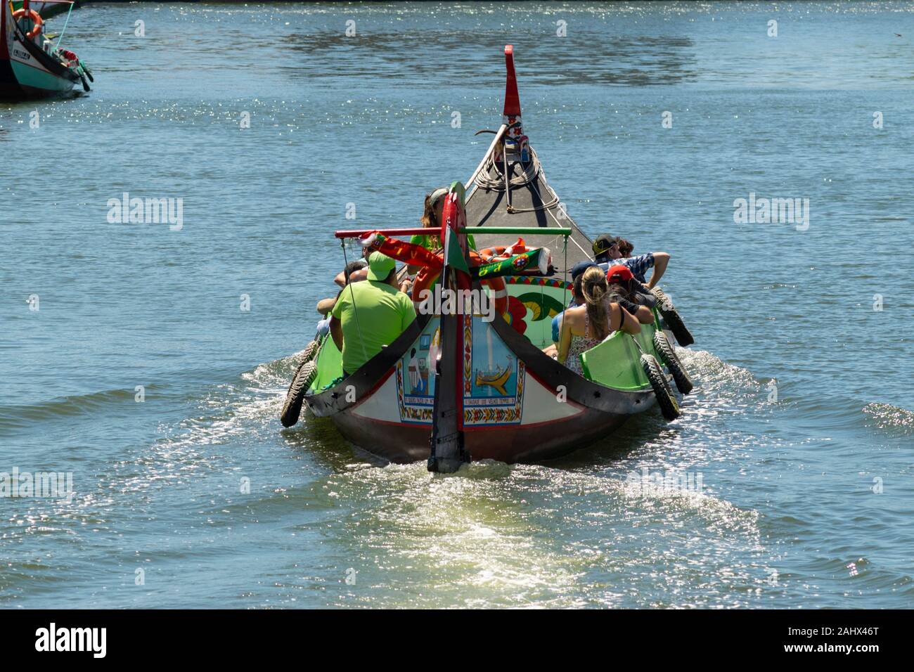 Il turista a godere di una gita in barca su un tradizionale Moliceiro canal boat sul canale centrale in Aveiro Portogallo Foto Stock