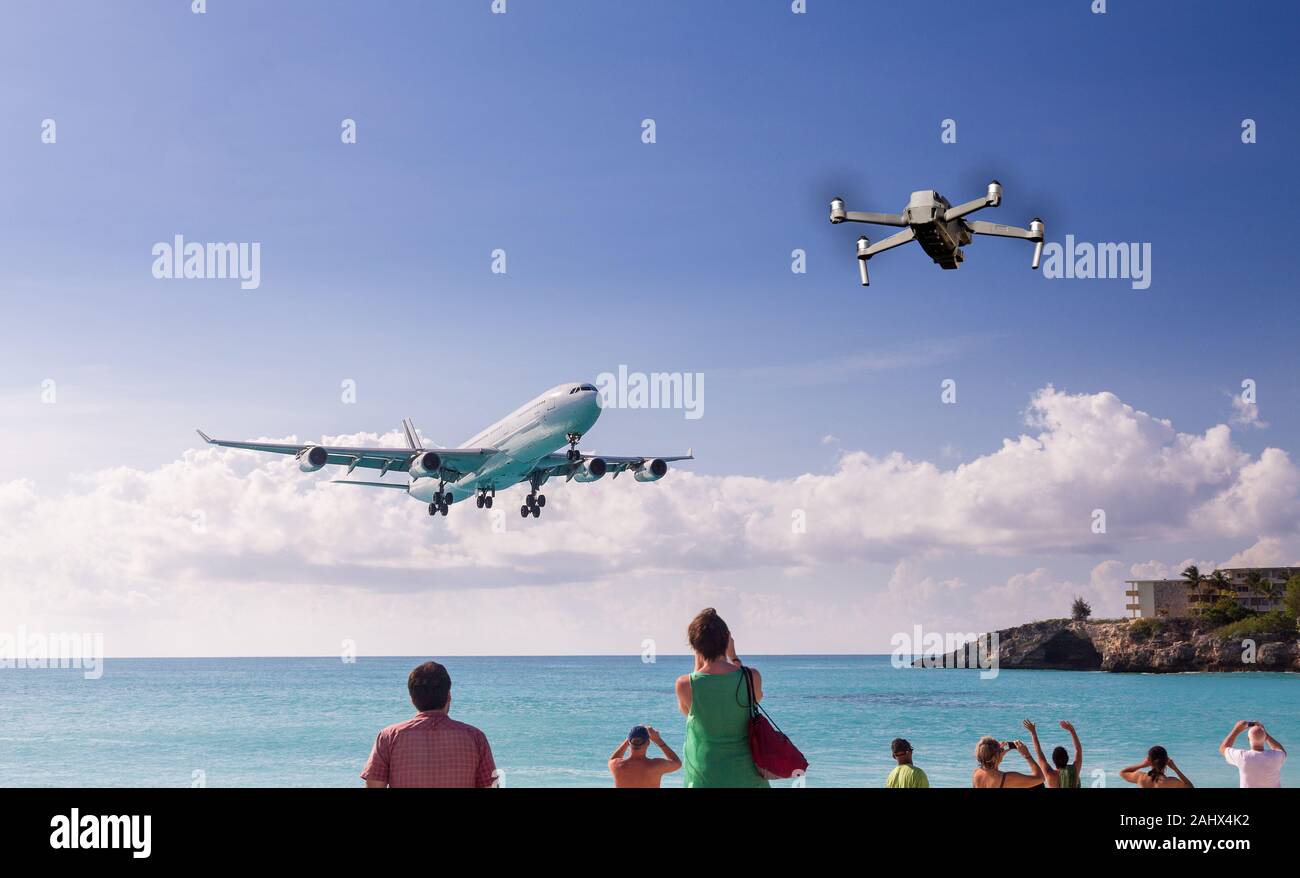Composito concettuale della moderna drone di scattare le foto International piano a getto l'atterraggio all'aeroporto sull'isola caraibica di St Martin Foto Stock