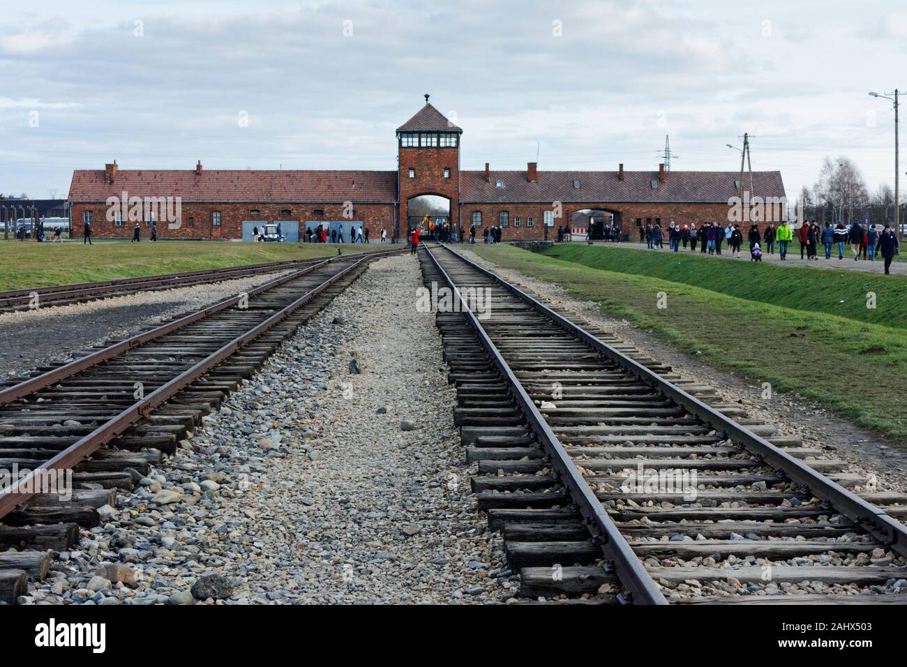 Binario ferroviario all'interno di Auschwitz II-Birkenau campo di concentramento Brzezinka, Polonia Foto Stock