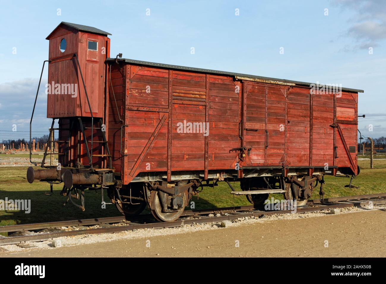 Treno simbolico carrello (non originale) ad Auschwitz II-Birkenau campo di concentramento Brzezinka, Polonia Foto Stock
