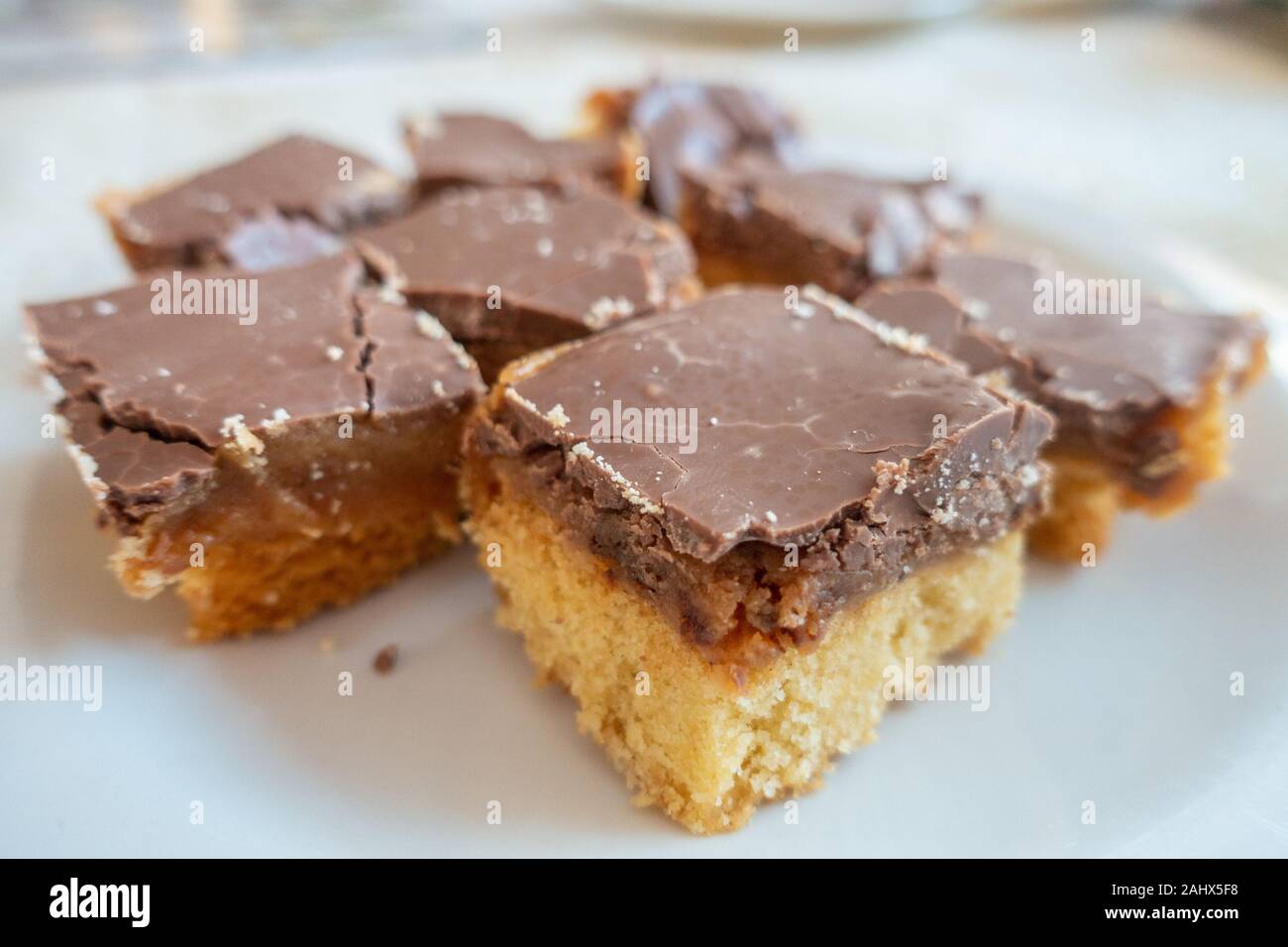 Una piastra del miliardario ricoperta di cioccolato frollini al caramello Foto Stock