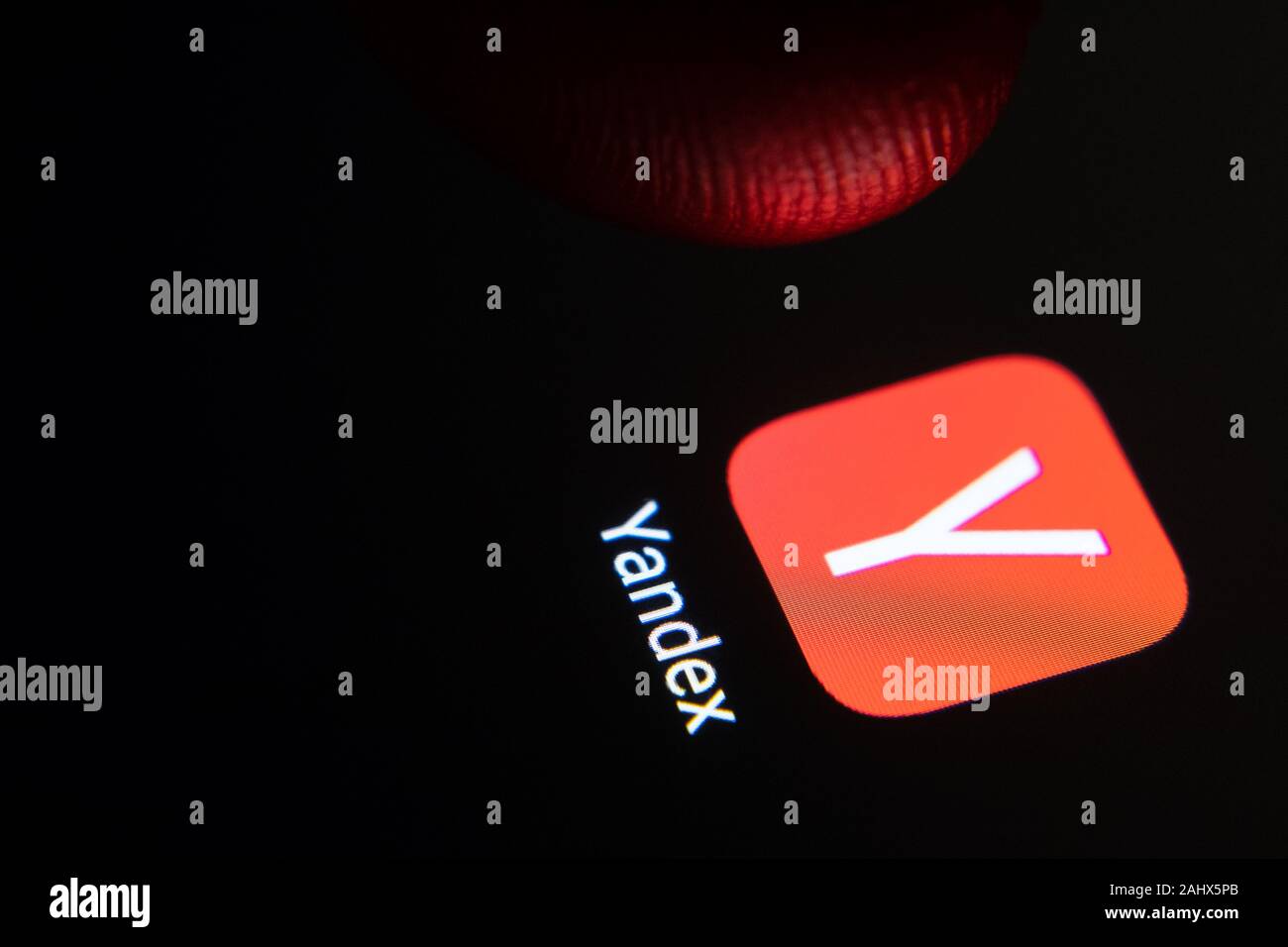 App Yandex e finger lanciarla. Foto macro. Foto Stock