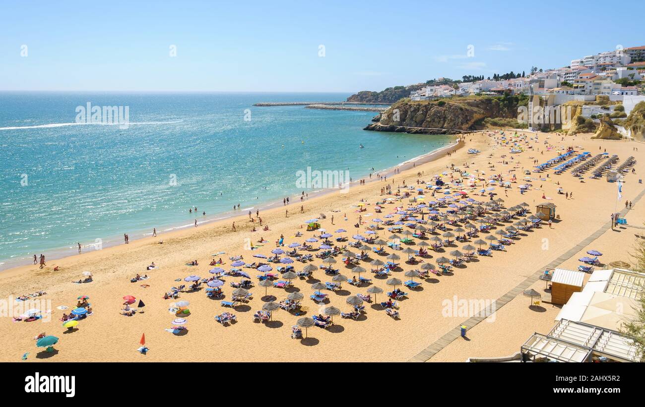 Vista della soleggiata spiaggia pubblica di Albufeira Algarve Portogallo Foto Stock