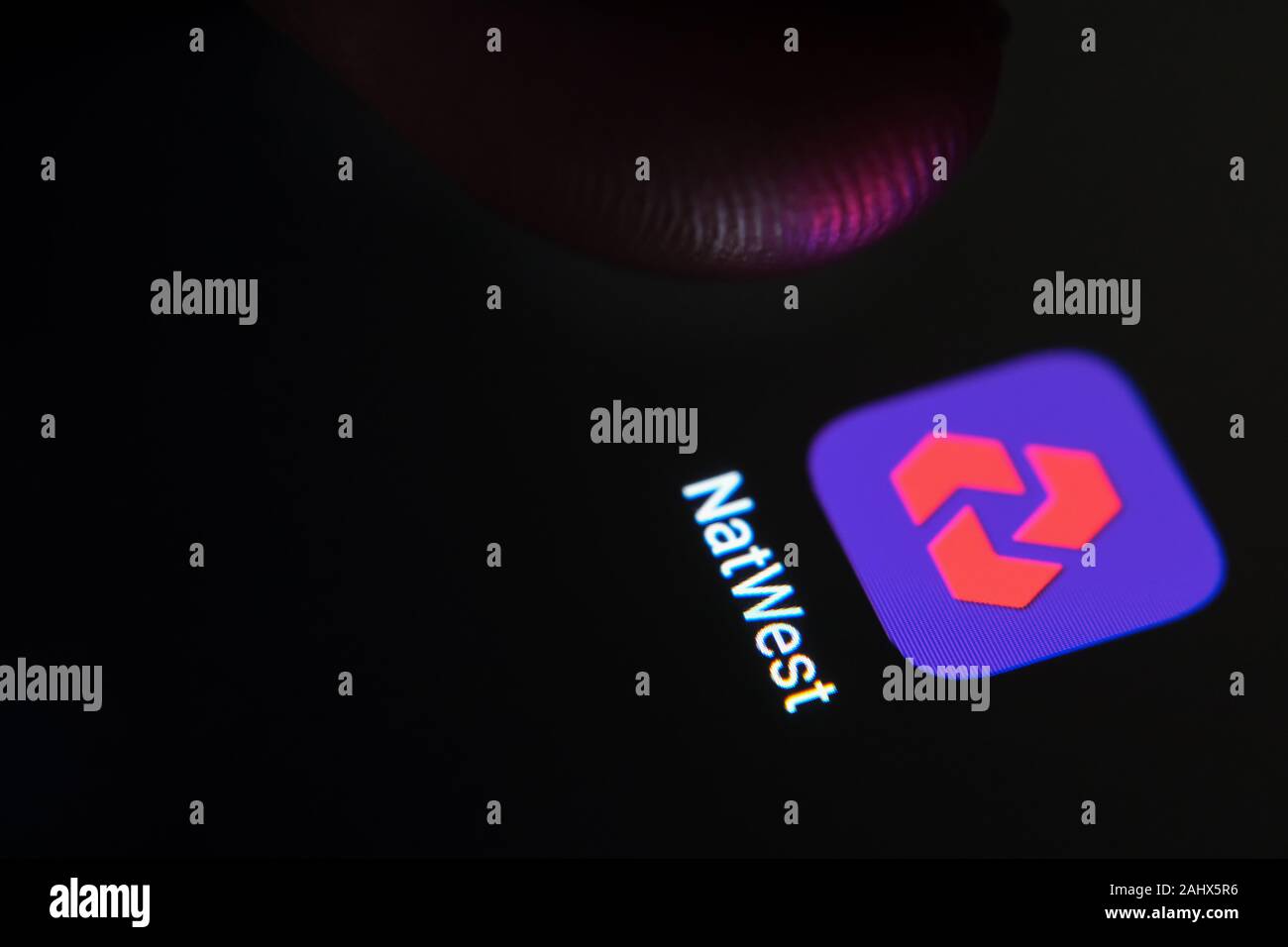 NatWest Bank app e finger lanciarlo. Macro Foto Stock