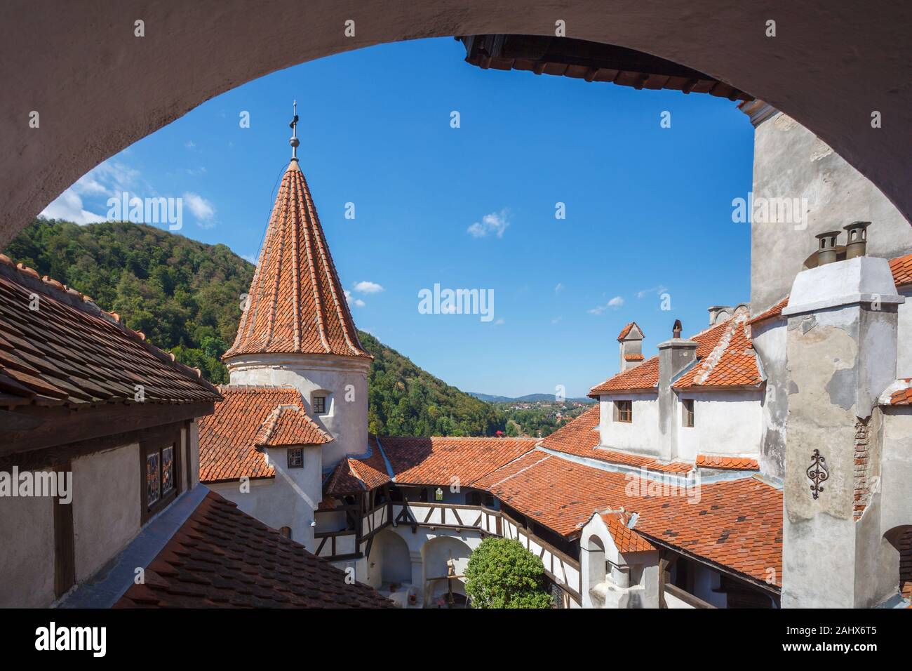 Cortile e vista dal centro storico medievale castello di Bran, casa del leggendario vampiro Conte Dracula, crusca, la Transilvania e la Regina Maria di Romania Foto Stock
