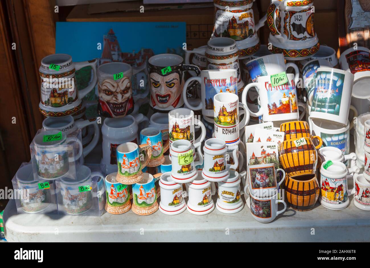 Dracula e Vlad l'Impalatore negozio di souvenir in vendita presso il castello della Bran, la famosa casa del leggendario vampiro Conte Dracula, crusca, Transilvania, Romania Foto Stock