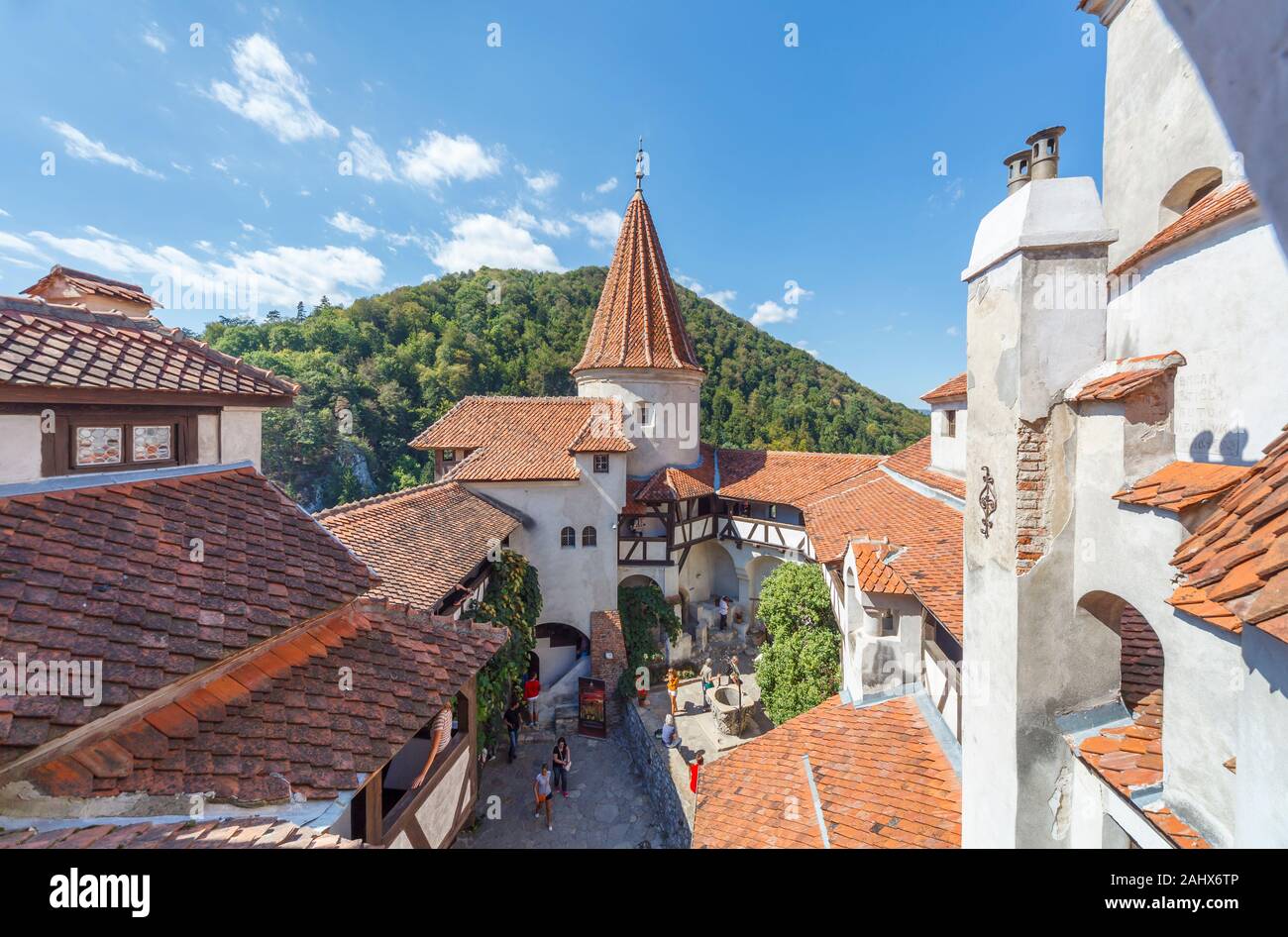 Cortile e vista dal centro storico medievale castello di Bran, casa del leggendario vampiro Conte Dracula, crusca, la Transilvania e la Regina Maria di Romania Foto Stock