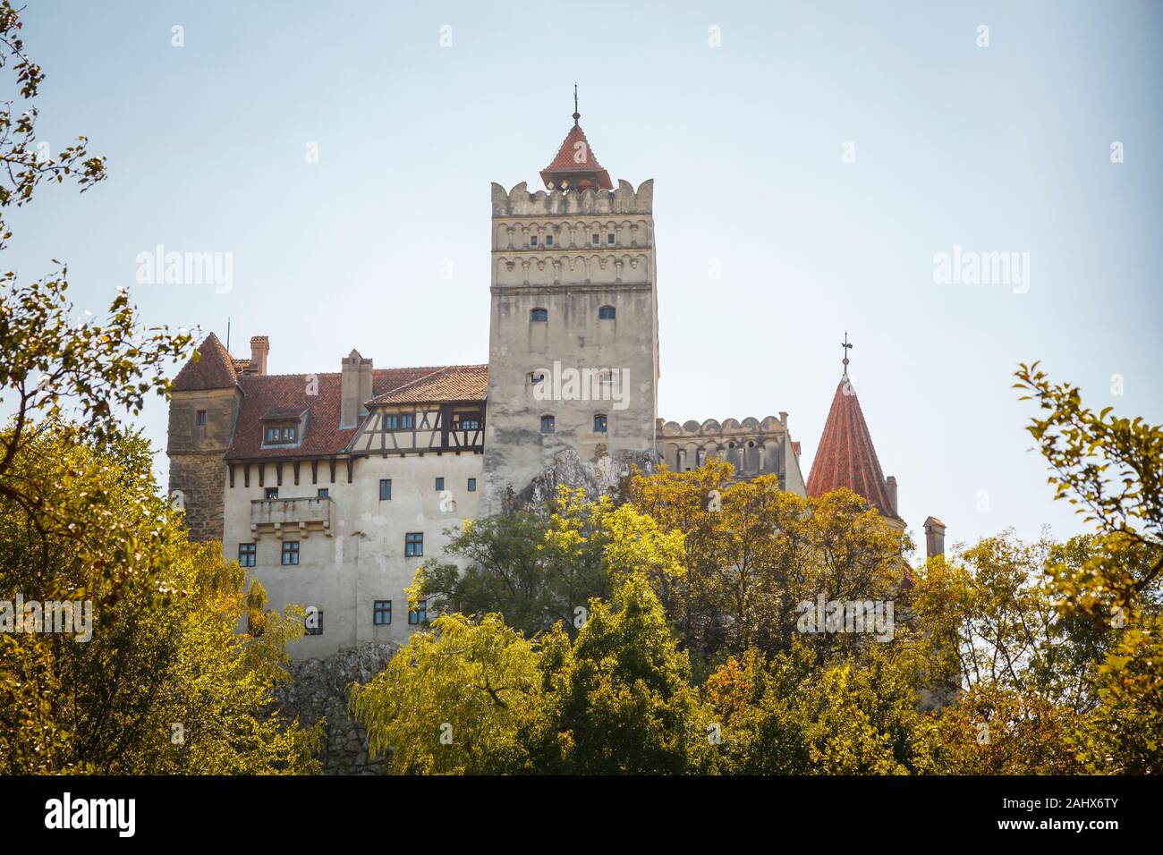 Vista della facciata storica mura medievali del Castello di Bran, casa del leggendario vampiro Conte Dracula, crusca, la Transilvania e la Regina Maria di Romania Foto Stock