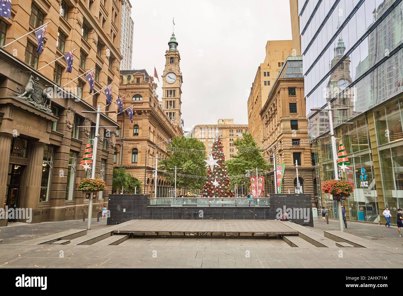 Martin Place,Sydney con albero di Natale in corrispondenza di estremità occidentale. 2019. Foto Stock