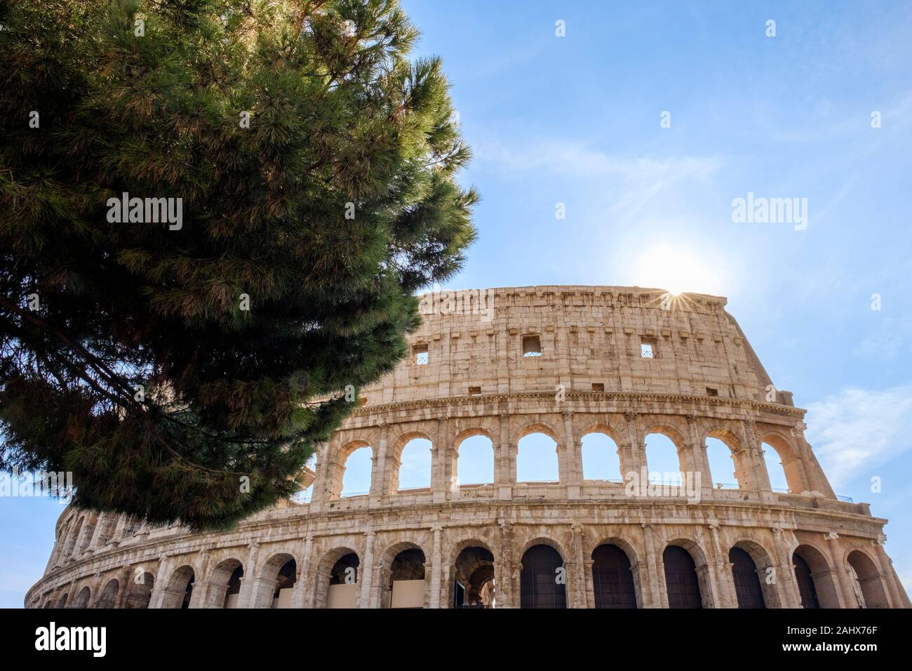 Dettagli architettonici degli edifici dell'antica Roma, vista esterna del Colosseo, del Colosseo, dell'Anfiteatro Flavio, del Colosseo di Roma, Italia Foto Stock