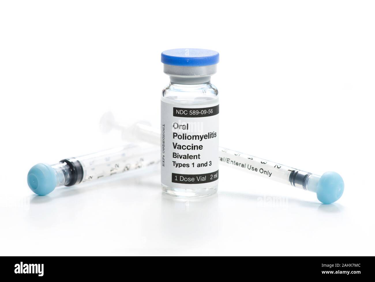 Poliomielite Orale virus Mielite flaconcino di vaccino orale e siringhe di dosaggio isolato su sfondo bianco. Foto Stock