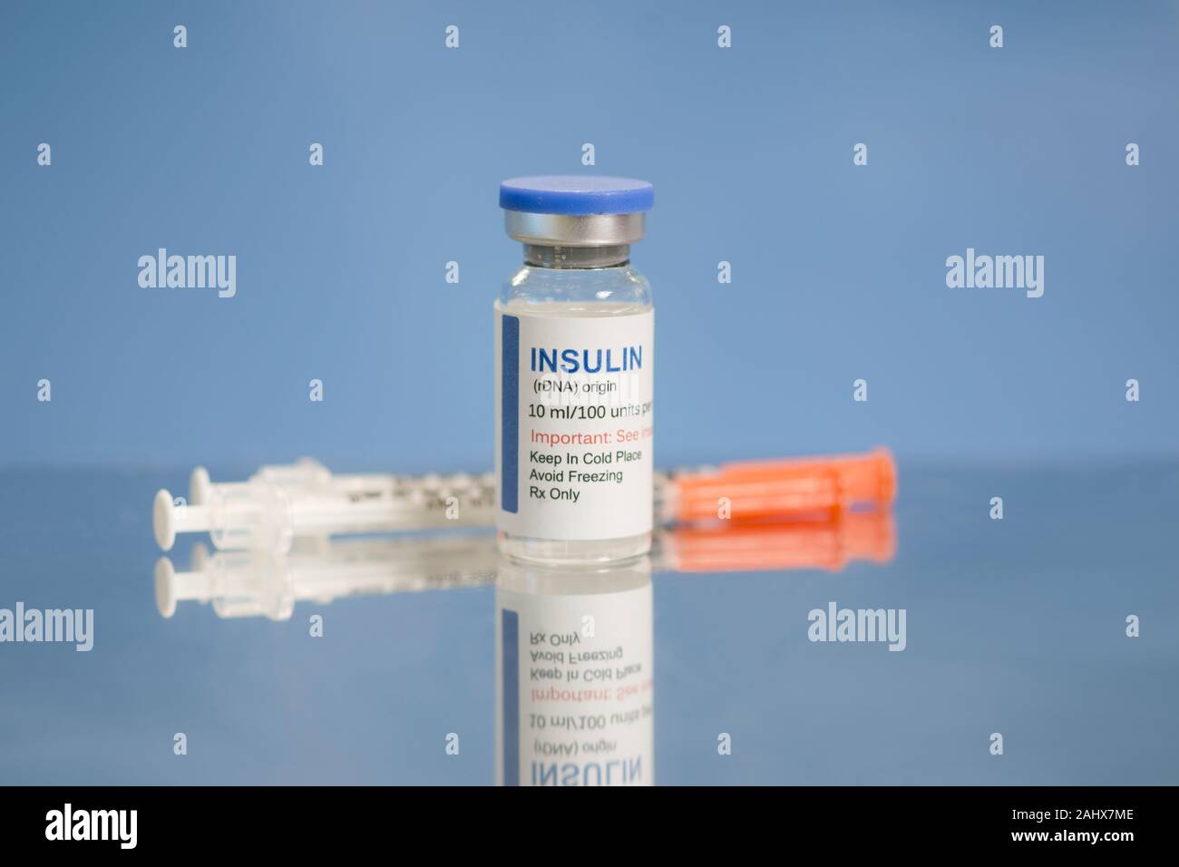 Insulina umana flaconcino e due siringhe sul metallo vassoio riflettente Foto Stock