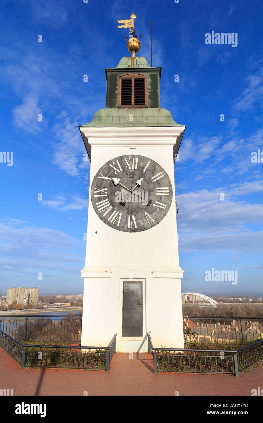 La torre dell'orologio di Petrovaradin Fortress, famoso punto di riferimento di Novi Sad Foto Stock