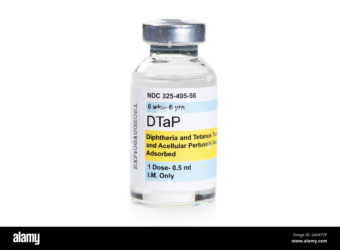 La difterite, tubercolosi, e pertosse (DTaP) flaconcino di vaccino isolati su sfondo bianco. Foto Stock