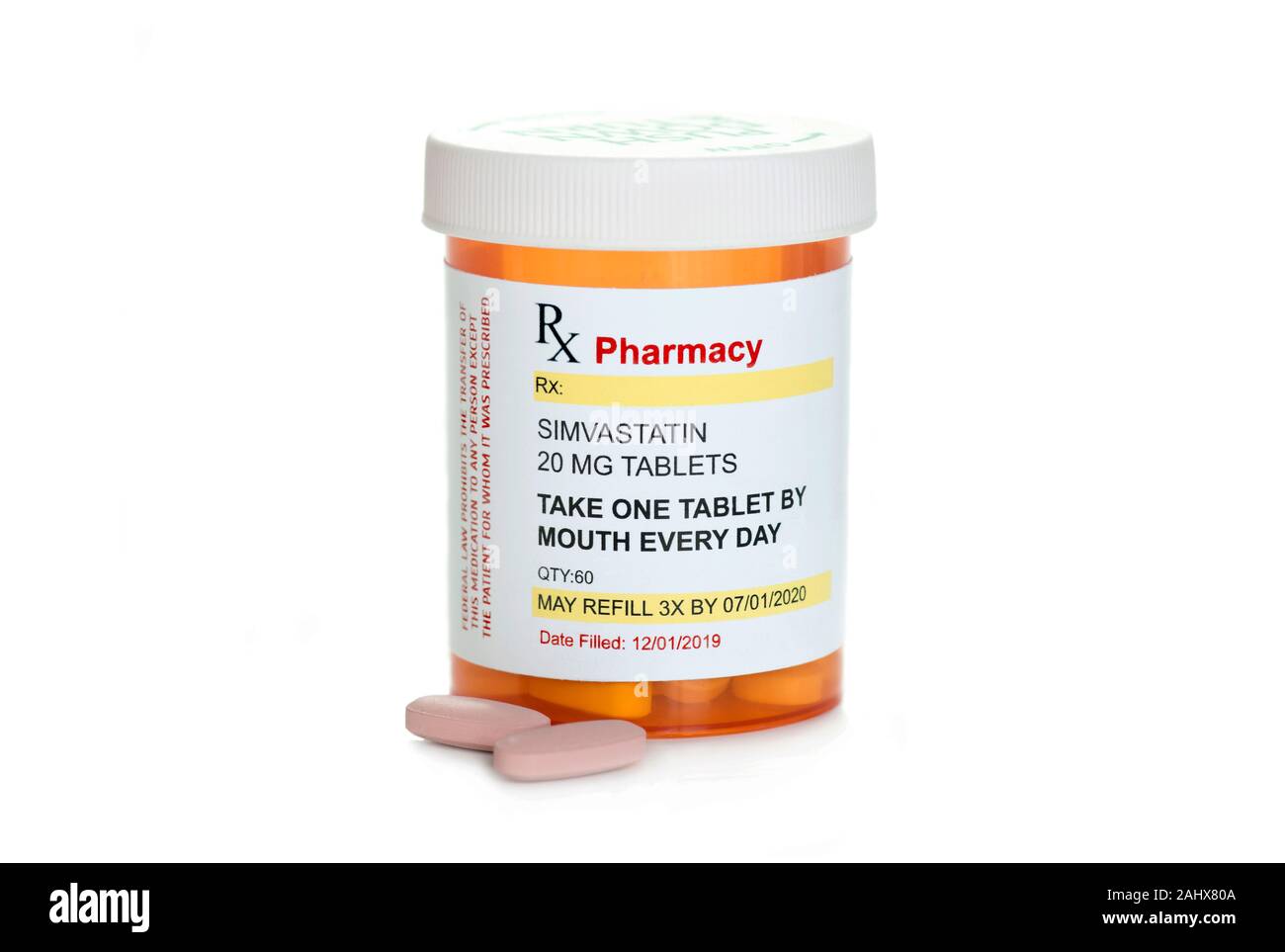 La simvastatina generica prescrizione bottiglia con due compresse, isolato su bianco. Foto Stock