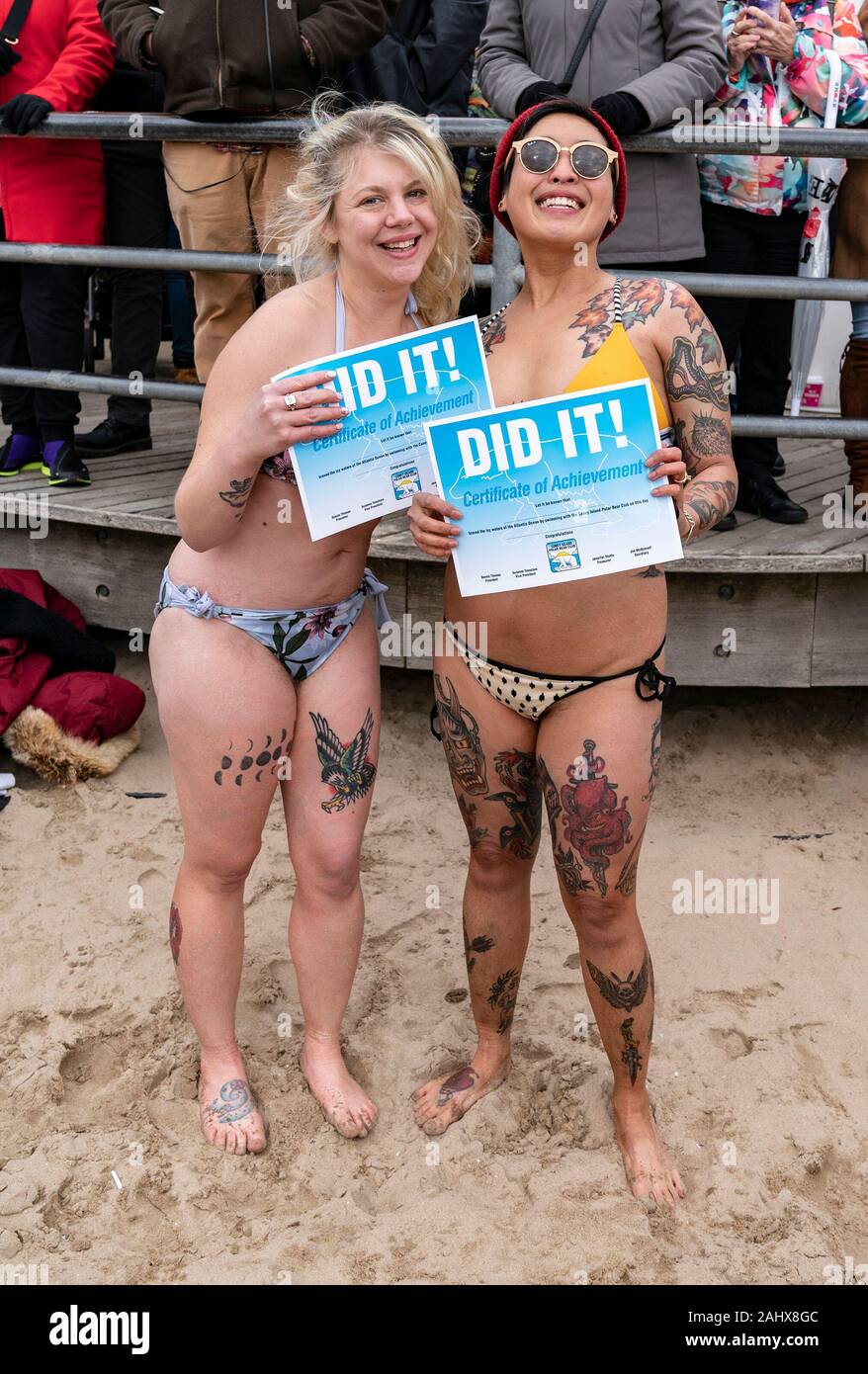 New York, Stati Uniti. 01 gen, 2020. I membri di Polar Bear Club festeggia il completamento di immergersi nel congelamento acque dell'Oceano Atlantico durante 116annuale di Coney Island Polar Bear immergersi a Coney Island Beach (foto di Lev Radin/Pacific Stampa) Credito: Pacific Press Agency/Alamy Live News Foto Stock