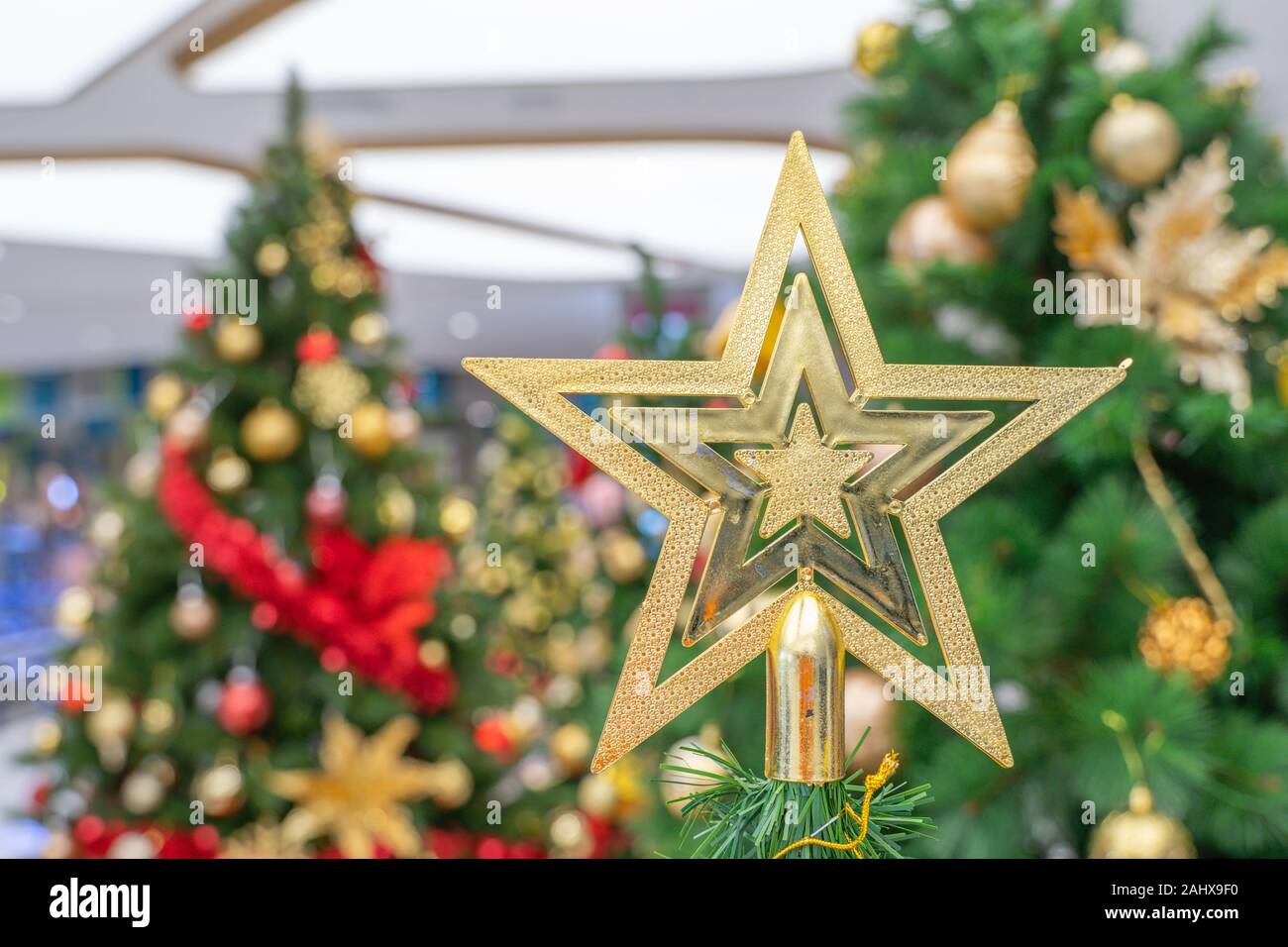 Bella stella di Natale appeso a un albero di Natale decorato Foto Stock