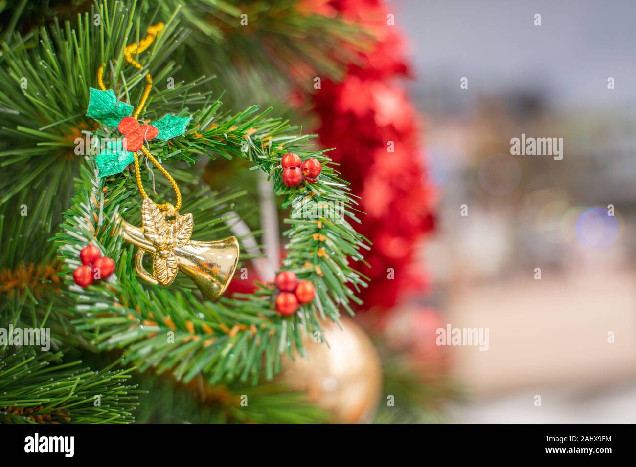 Albero di Natale decorato su sfondo sfocato Foto Stock