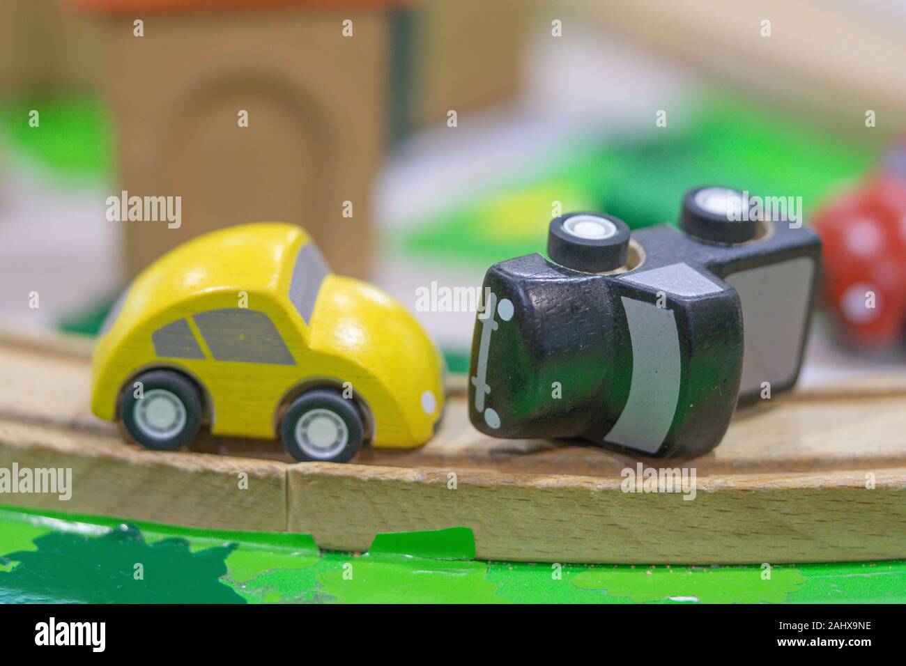 Due modello di auto sulla strada, automobili per bambini a giocare insieme giocattoli educativi per età prescolare parco giochi al coperto (selettivo focalizzato) Foto Stock
