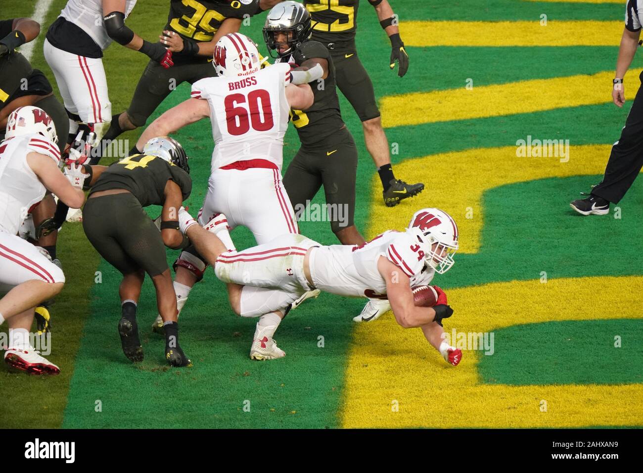 Pasadena, Stati Uniti. 01 gen, 2020. Wisconsin Badgers running back Mason Stokke immersioni nella zona di estremità per un cantiere due touchdown eseguito nel terzo trimestre contro la Oregon Ducks presso il Rose Bowl a Pasadena, in California Mercoledì, 1 gennaio 2020. Le anatre sconfitto il Badgers 28-27. Foto di Jon SooHoo/UPI . Credito: UPI/Alamy Live News Foto Stock