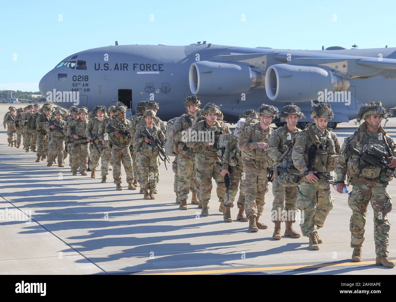 Fayetteville, Stati Uniti. 01 gennaio, 2020. Stati Uniti Paracadutisti dell'esercito con l'ottantaduesima Airborne Division, linea fino a caricare sul velivolo da trasporto a Papa Army Airfield Gennaio 1, 2020 in Fayetteville, North Carolina. La risposta immediata forza è in corso di distribuzione a Baghdad seguenti manifestanti violenti che hanno attaccato la U.S. Embassy composto. Credito: Capt. Robyn Haake/Planetpix/Alamy Live News Foto Stock