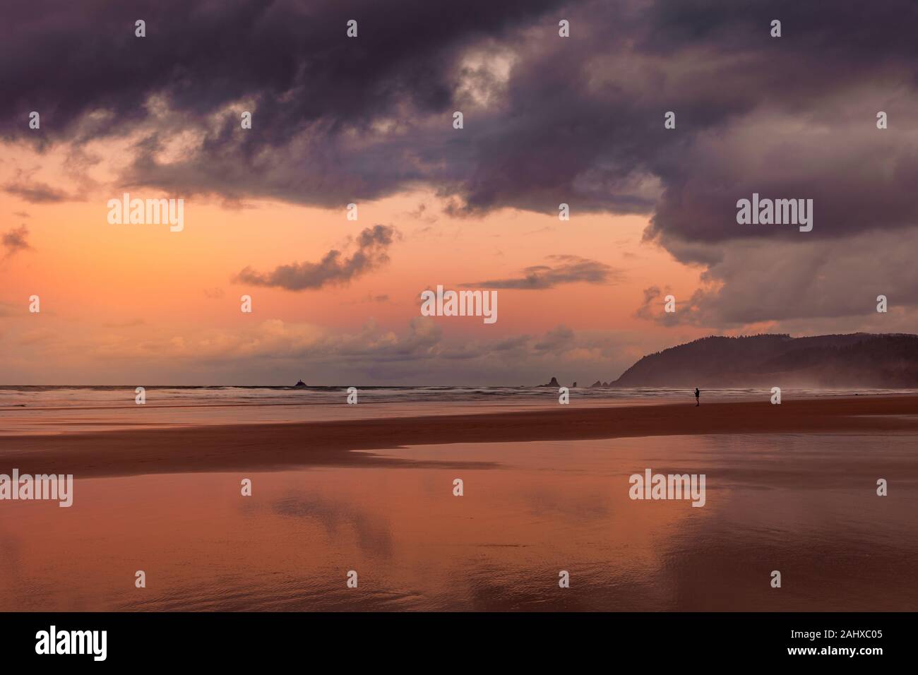 Cannon Beach, Oregon al tramonto Foto Stock