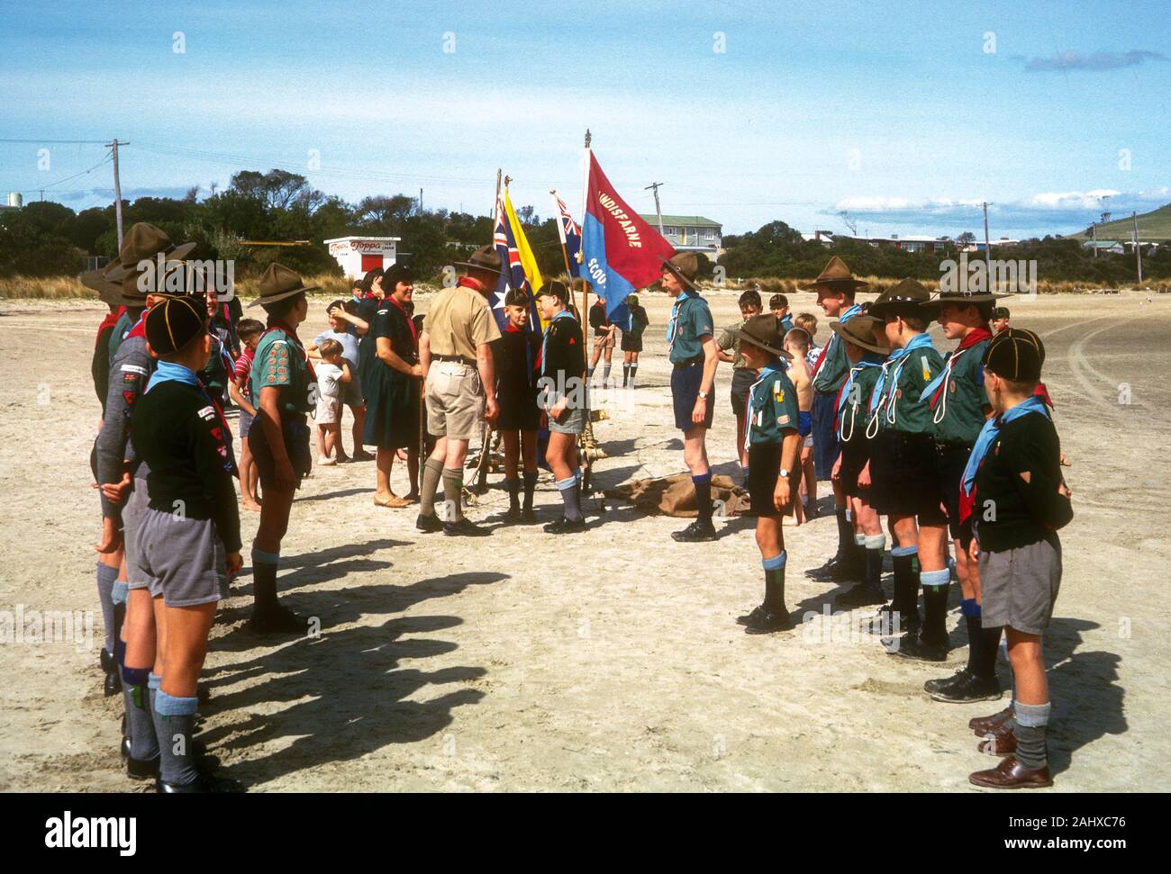 Su una spiaggia al di fuori di Hobart, Tasmania,. un ragazzo scouting truppa conduce la sua "Salire" cerimonia in cui cuccioli di lupo (Cub Scouts) di età compresa tra circa 11 anni, unire i ragazzi più anziani nella truppa Scout Foto Stock