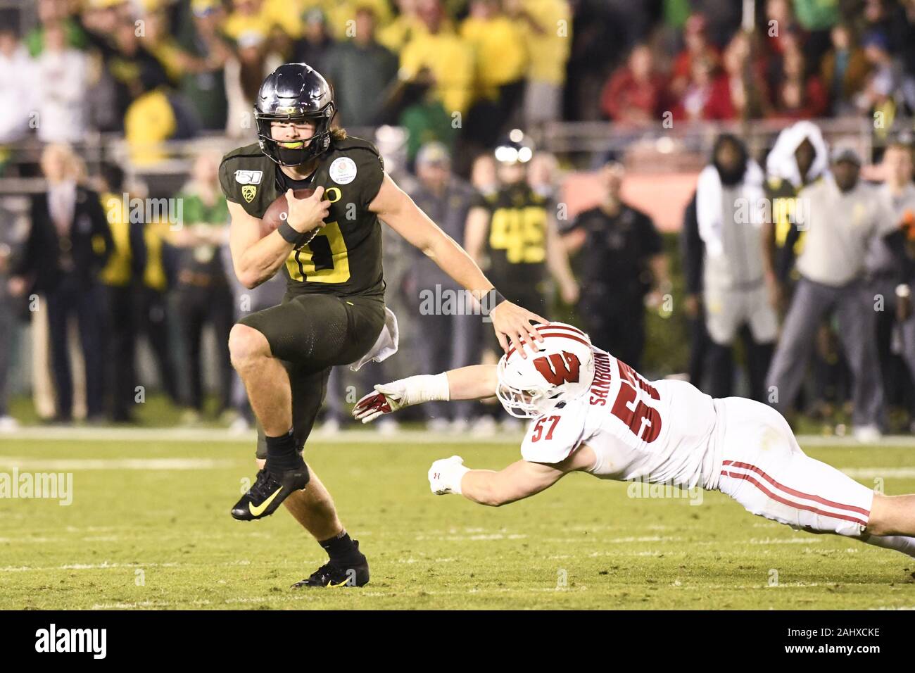 Pasadena, California, Stati Uniti d'America. 1a gen, 2020. 10 Justin Herbert armamento rigido #57Jack Sanborn durante il Wisconsin Badgers vs. Oregon Ducks Rose Bowl gioco su Gennaio 1, 2020. Credito: Dalton Hamm/ZUMA filo/Alamy Live News Foto Stock