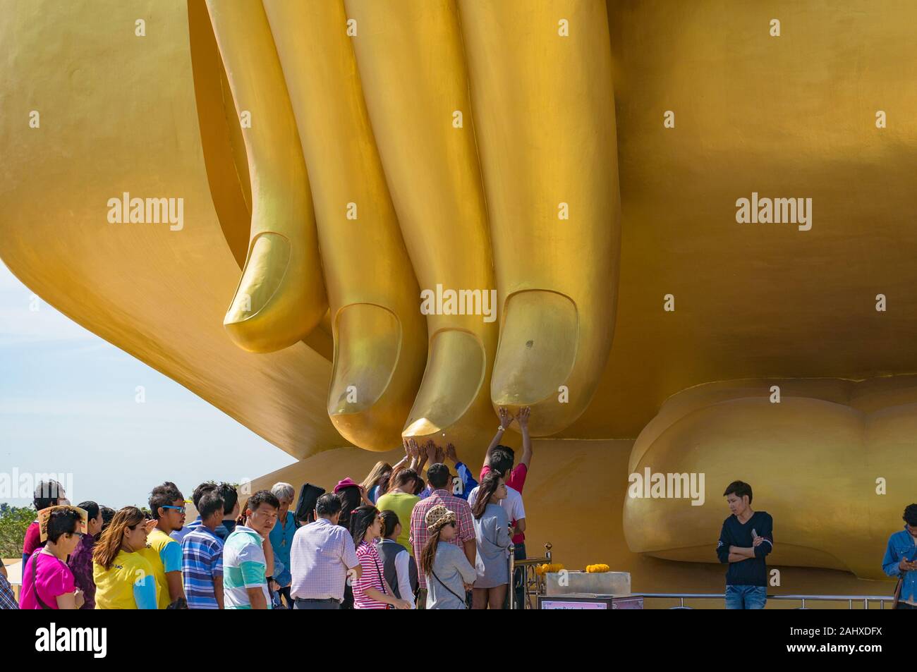 Ang Thong, Tailandia - 31 dicembre 2015: la gente adora Grande Buddha della Thailandia, toccando il dito e offrendo preghiere Foto Stock