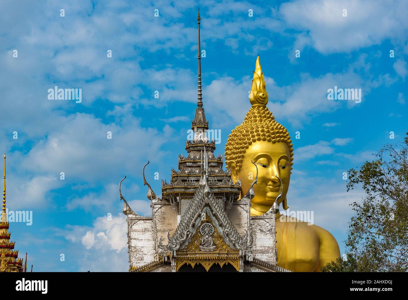 Giant golden seduto statua del Buddha e il tempio buddista. Wat Muang, Thailandia Foto Stock