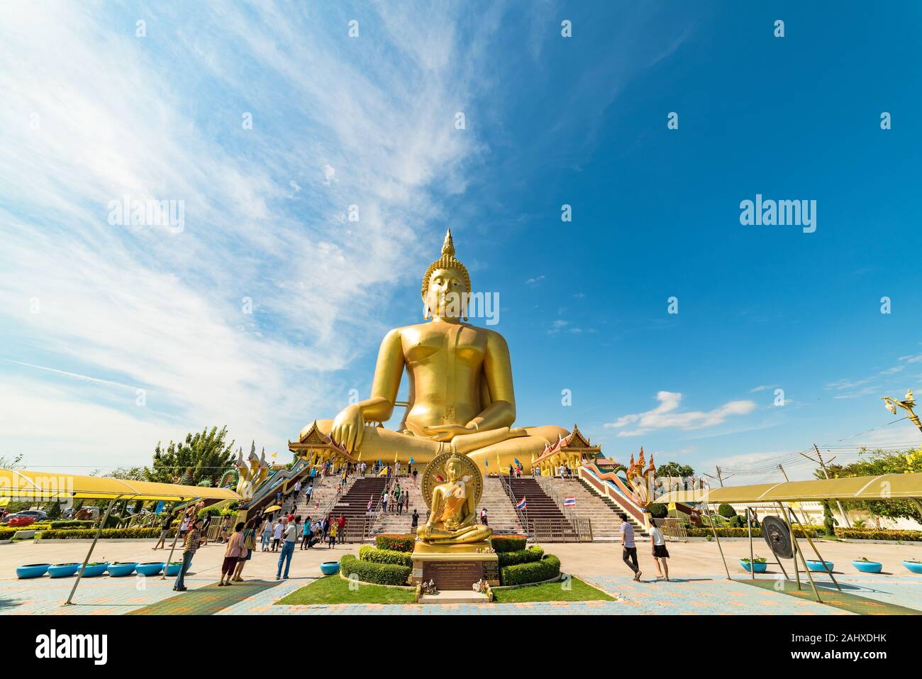 Ang Thong, Tailandia - 31 dicembre 2015: Grande Buddha della Thailandia statua. Grande golden Budda seduto al Wat Muang tempio complesso Foto Stock