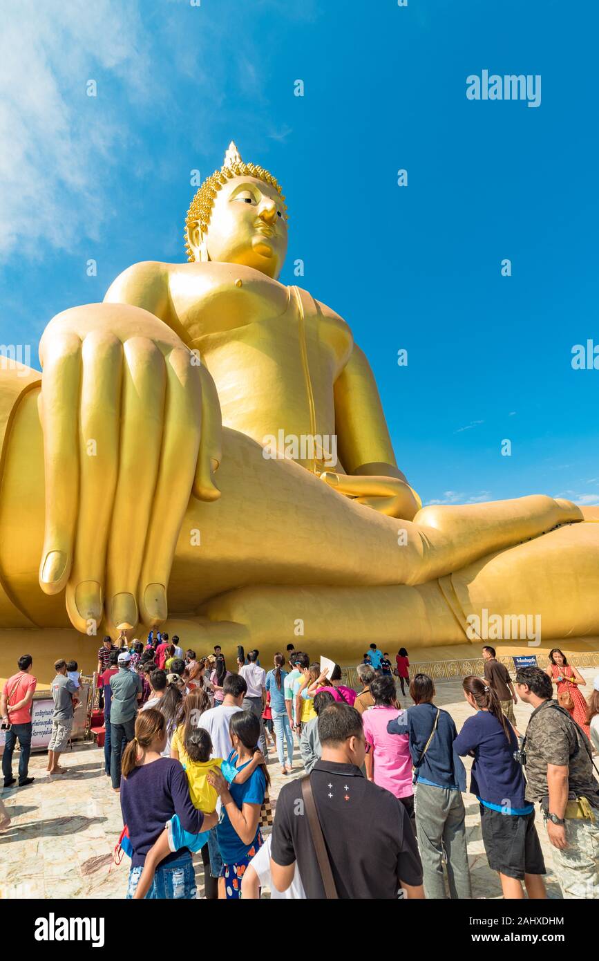 Ang Thong, Tailandia - 31 dicembre 2015: la gente in una coda per toccare il Big Buddha del dito. La grande, Grande Buddha della Thailandia è uno dei principali pilg Foto Stock