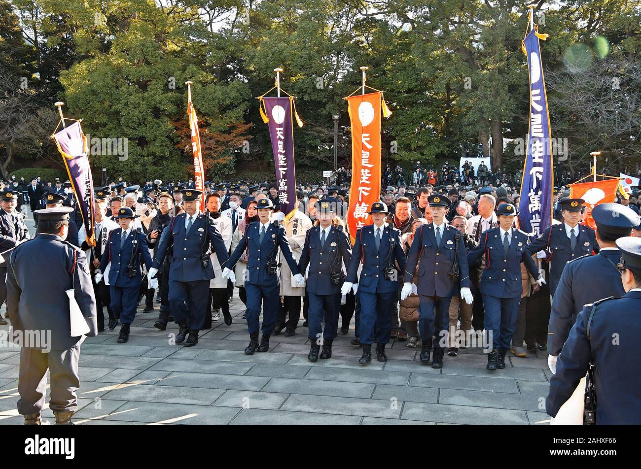 Tokyo, Giappone. 02Jan, 2020. Ben wishers si riuniscono per celebrare un anno nuovo saluto all'East Plaza, palazzo imperiale a Tokyo in Giappone, giovedì 2 gennaio 2020. Il Giappone Imperatore Naruhito consegnato il suo primo anno nuovo indirizzo sulla sua intronizzazione l anno scorso, esprime il suo cordoglio ai superstiti delle recenti calamità naturali e mi auguro che possa essere un anno sereno senza alcuna calamità e per la felicità per il popolo del Giappone e di tutto il mondo. Foto di Keizo Mori/UPI Credito: UPI/Alamy Live News Foto Stock