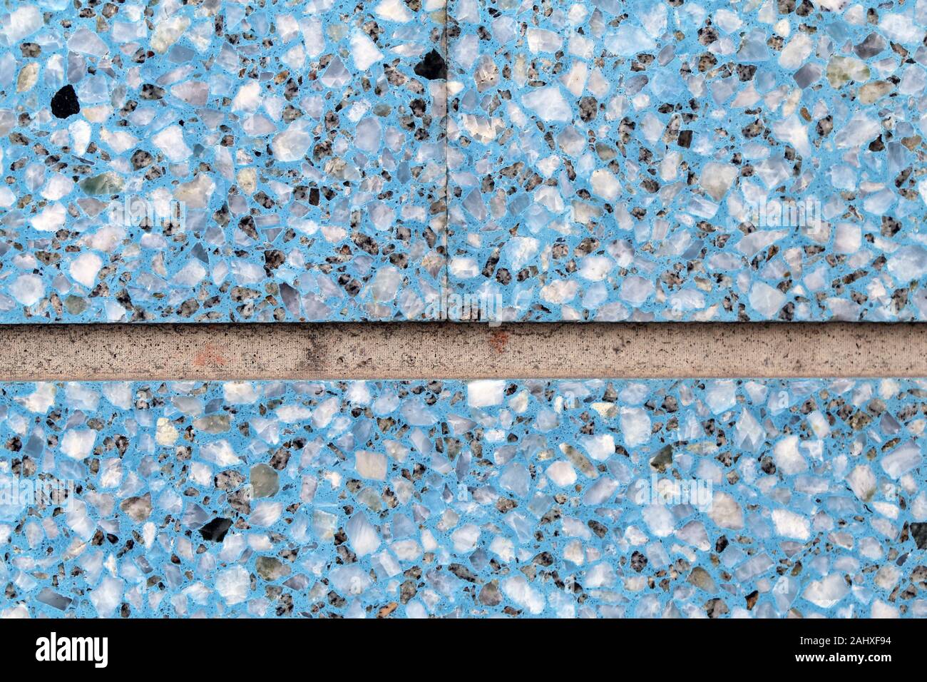 La tessitura di un pavimento / parete mosaico con rocce. Vivace colorato dettagli architettonici. Felice e colore energizzante. Primo piano immagine a colori. Foto Stock