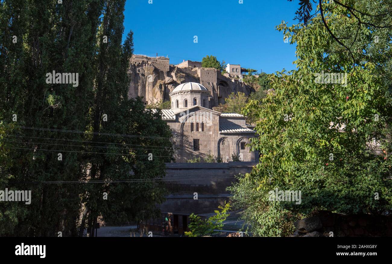 Vista su St Chiesa di Gregorio (Moschea Buyuk Kilise Camii) nella Valle del Monastero o Manastir Vadisi, Guzelyurt, provincia di Aksaray, Cappadocia, Turchia Foto Stock