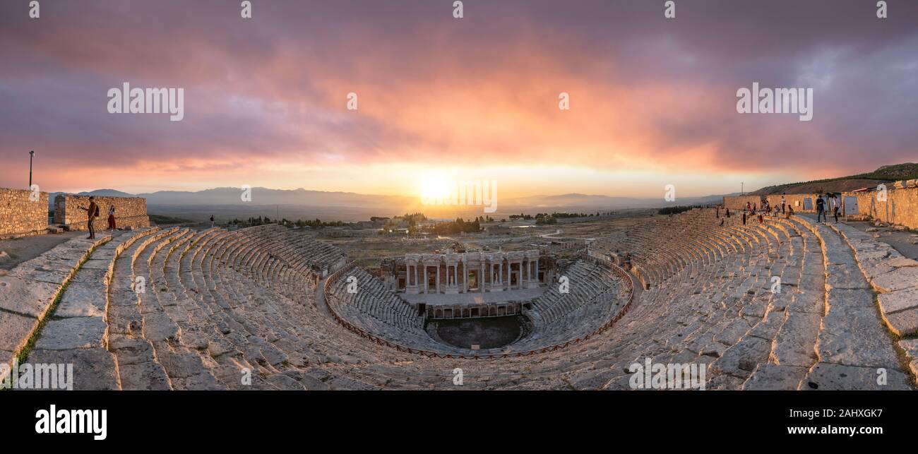 Splendida vista al tramonto dell'antico teatro della città romana di Hierapolis a Pamukkale, Turchia. Il sito è patrimonio dell'umanità dell'UNESCO Foto Stock