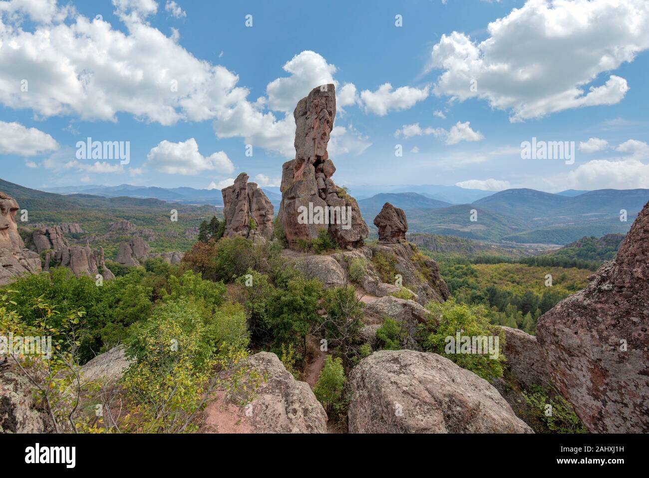 Rocce di Belogradchik, Bulgaria - bellissimo paesaggio con bizzarre formazioni rocciose. Scale di pietra che conducono alle incredibili formazioni rocciose Foto Stock