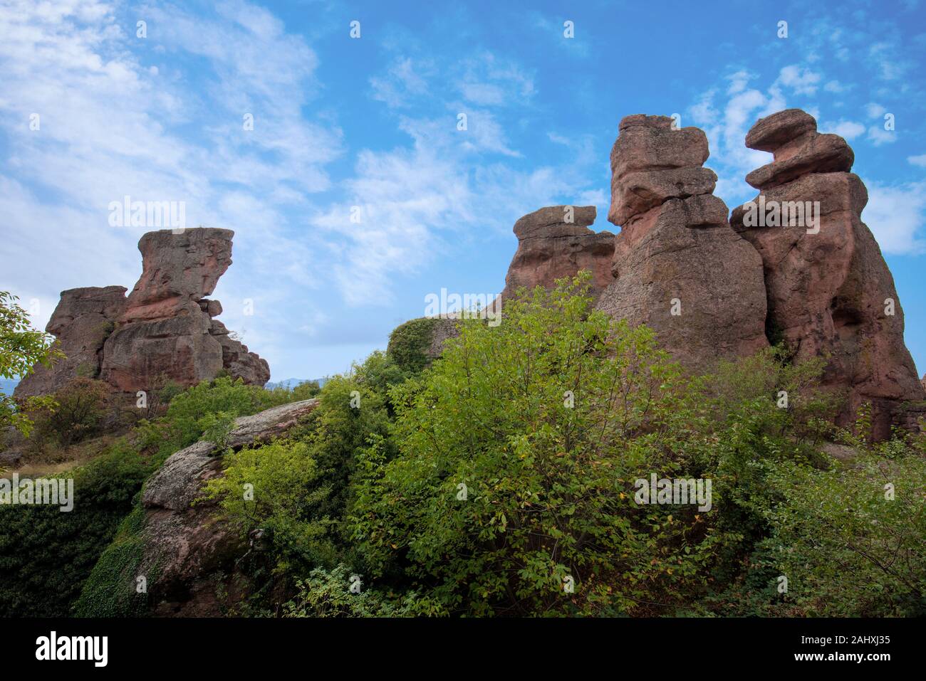 Rocce di Belogradchik, Bulgaria - bellissimo paesaggio con bizzarre formazioni rocciose. Scale di pietra che conducono alle incredibili formazioni rocciose Foto Stock