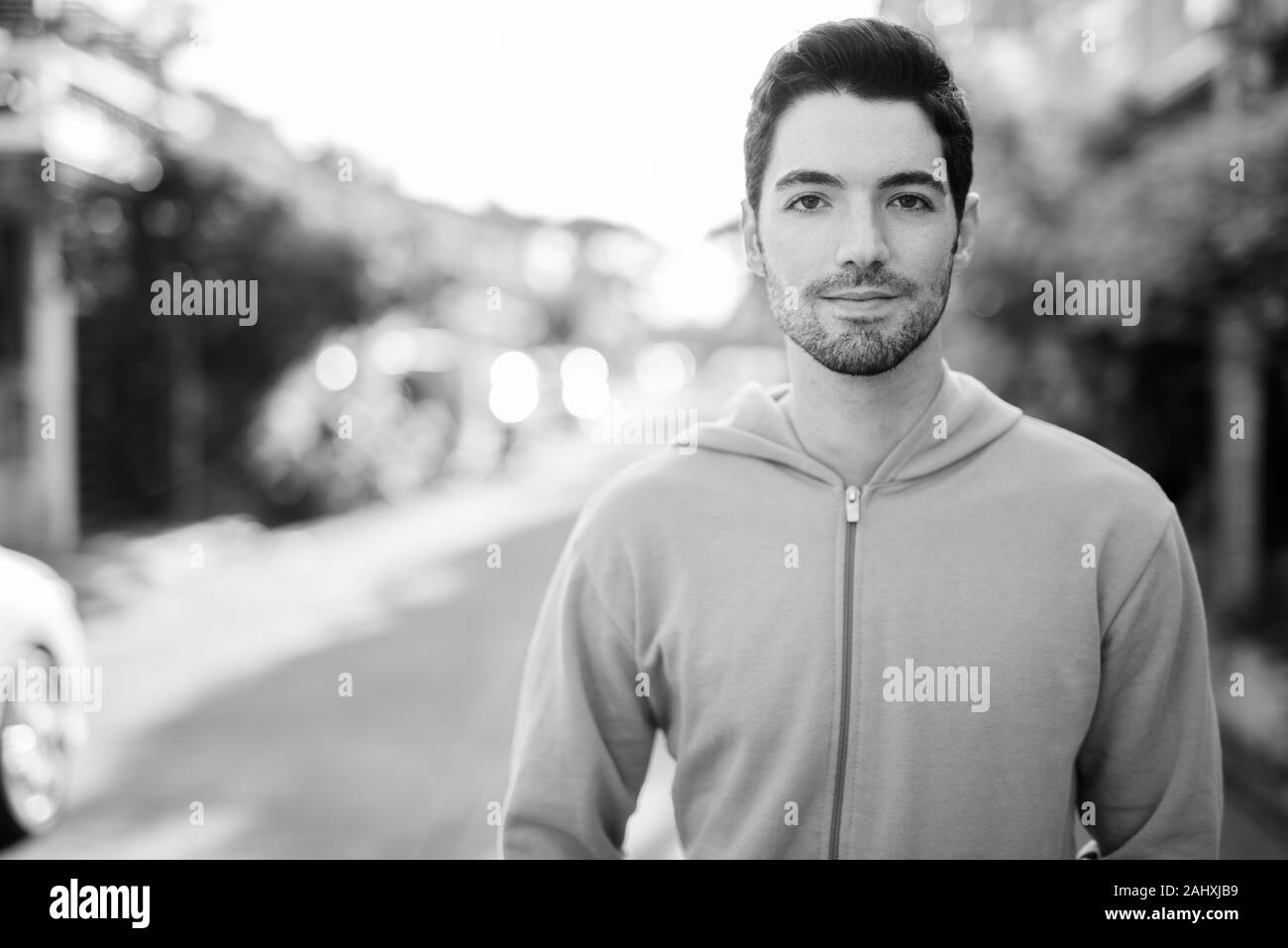 Ritratto di giovane uomo bello nelle strade all'aperto Foto Stock